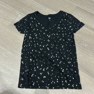 Gap v neck T-shirt size small hearts like new black